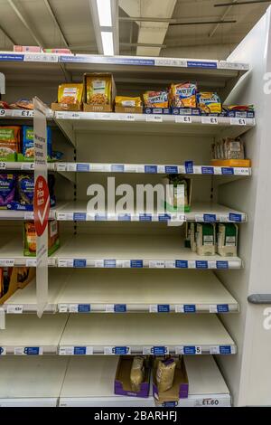 Scaffali per supermercati vuoti a Tesco, Viaduct Street, Huddersfield, sabato mattina, 28 marzo 2020 durante il blocco a causa della pandemia del virus corono. Foto Stock