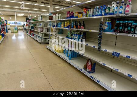 Scaffali per supermercati vuoti a Tesco, Viaduct Street, Huddersfield, sabato mattina, 28 marzo 2020 durante il blocco a causa della pandemia del virus corono. Foto Stock