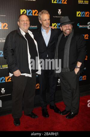 ***FILE PHOTO*** NY Knicks Proprietario, James Dolan, Prove positive per Coronavirus e in Auto isolamento. NEW YORK, NY - NOVEMBRE 8: Harvey Weinstein, John Sykes e James Dolan alla prima proiezione di New York del 12-12-12 al Clearview Cinemas Ziegfeld Theatre di New York. Novembre 8, 2013. Credito: RW/MediaPunch Foto Stock