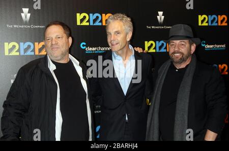 ***FILE PHOTO*** NY Knicks Proprietario, James Dolan, Prove positive per Coronavirus e in Auto isolamento. NEW YORK, NY - NOVEMBRE 8: Harvey Weinstein, John Sykes e James Dolan alla prima proiezione di New York del 12-12-12 al Clearview Cinemas Ziegfeld Theatre di New York. Novembre 8, 2013. Credito: RW/MediaPunch Foto Stock