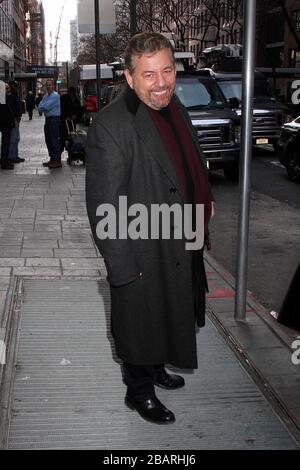 ***FILE PHOTO*** NY Knicks Proprietario, James Dolan, Prove positive per Coronavirus e in Auto isolamento. NEW YORK, NY - GENNAIO 20: Il Presidente e CEO di Cablevision Systems Corporation James L. Dolan ha notato lasciare 'Good Day New York' dopo la performance musicale con la sua band JD & The Straight Shot a New York, New York, il 20 gennaio 2016. Credito fotografico: Rainmaker Photo/MediaPunch Foto Stock