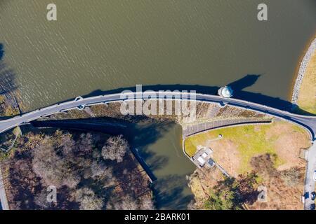 Veduta aerea sopra Craig goch elan Valley in una luminosa giornata di sole nel marzo 2020 inverno Foto Stock