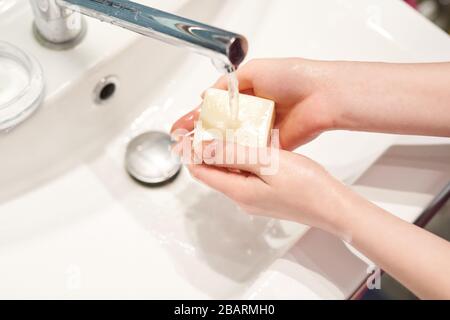 Lavaggio delle mani strofinando con sapone donna per la prevenzione del virus corona, l'igiene per smettere di diffondere coronavirus. Mani di donna Foto Stock