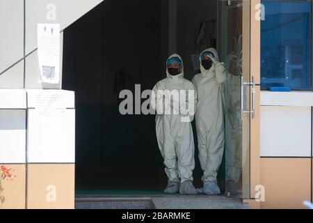 Kathmandu, Nepal. 29 marzo 2020. Gli operatori sanitari vestiti con tute protettive tra preoccupazioni per la pandemia di coronavirus il sesto giorno di governo imposto blocco al Karuna Hospital a Kathmandu.Nepal ha segnalato il sesto caso positivo coronavirus. Credit: SOPA Images Limited/Alamy Live News Foto Stock