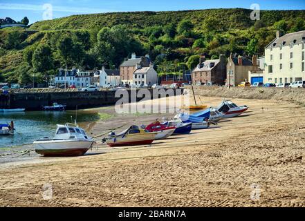 Barche in linea sulla spiaggia Stonehaven Harbor in una giornata di estati Aberdeenshire Scozia Foto Stock