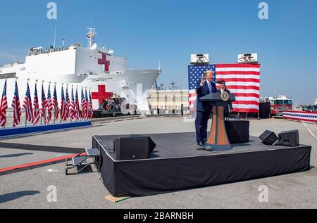 Norfolk, Stati Uniti. 28 Marzo 2020. Norfolk, Stati Uniti. 28 marzo 2020. Il presidente degli Stati Uniti Donald Trump esprime le sue osservazioni durante una visita per vedere la nave dell'ospedale militare Sealift Command USNS Comfort alla stazione navale Norfolk 28 marzo 2020 a Norfolk, Virginia. Il Comfort si sta schierando a New York a sostegno degli sforzi di risposta COVID-19 della nazione. Credito: Mike DiMessico/U.S. Navy Photo/Alamy Live News Foto Stock