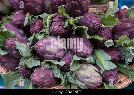 Carciofi in vendita presso il mercato del weekend Bastille, Parigi, Francia Foto Stock