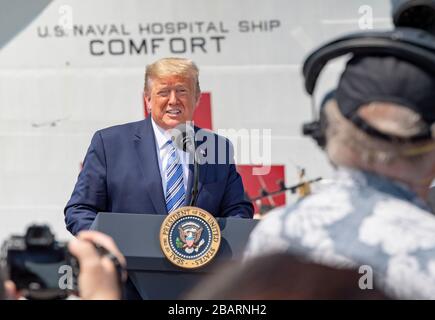 Norfolk, Stati Uniti. 28 Marzo 2020. Norfolk, Stati Uniti. 28 marzo 2020. Il presidente degli Stati Uniti Donald Trump esprime le sue osservazioni durante una visita per vedere la nave dell'ospedale militare Sealift Command USNS Comfort alla stazione navale Norfolk 28 marzo 2020 a Norfolk, Virginia. Il Comfort si sta schierando a New York a sostegno degli sforzi di risposta COVID-19 della nazione. Credito: Mike DiMessico/U.S. Navy Photo/Alamy Live News Foto Stock