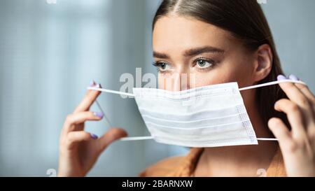 Ritratto di donna in quarantena con maschera medica Foto Stock