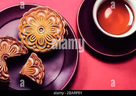 Torta lunare sullo sfondo rosso, festa tradizionale asiatica, festa di metà autunno. Festa tradizionale vietnamita Foto Stock