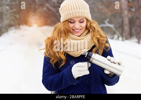 Viaggi avventure di giovane, bella ragazza redhair, perso sulla strada nella foresta. Foto Stock