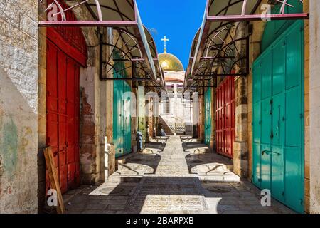 Porte di metallo colorate in fila come piccola chiesa sullo sfondo al famoso mercato nella città vecchia di Gerusalemme, Israele. Foto Stock