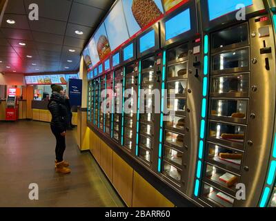 distributore automatico di strada per panini e fast food ad amsterdam holland Foto Stock