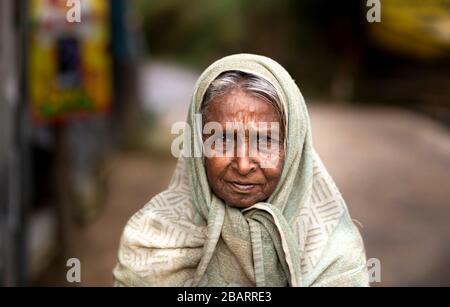 Ritratto di una donna locale anziana a Dalhousie nel paese collinare dello Sri Lanka Foto Stock