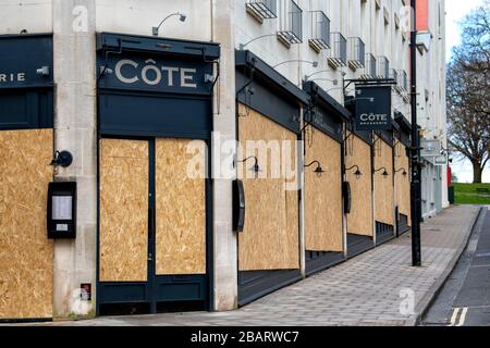 Si sono imbarcati in imprese a Bristol, dal momento che le restrizioni governative del Regno Unito continuano a cercare di contenere l’epidemia di coronavirus. Foto Stock