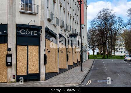 Si sono imbarcati in imprese a Bristol, dal momento che le restrizioni governative del Regno Unito continuano a cercare di contenere l’epidemia di coronavirus. Foto Stock