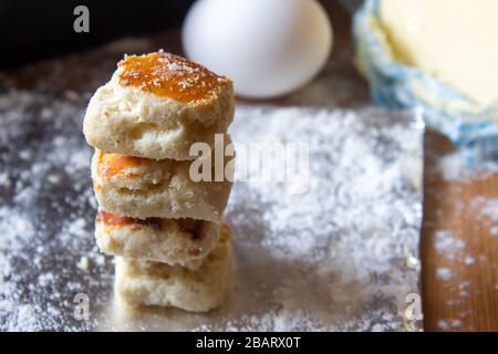 Biscotti al burro quadrati su carta stagnola. Biscotti da forno in forma quadrata. Foto Stock