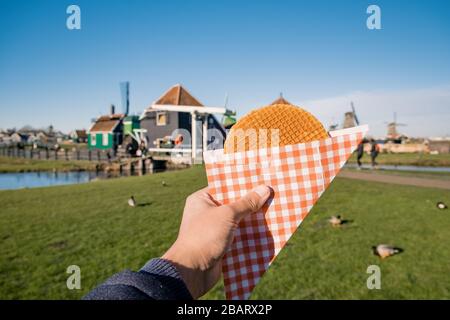 Stroopwafel a Zaanse Schans - cibo tipico olandese - due pezzi circolari di waffle riempiti con sciroppo caramello. Foto Stock