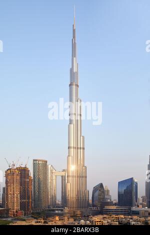 DUBAI, EMIRATI ARABI UNITI - 19 NOVEMBRE 2019: Burj Khalifa grattacielo e Dubai città, cielo blu chiaro in prima mattinata Foto Stock