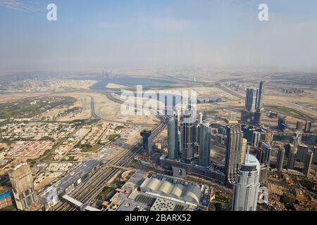 Dubai, EMIRATI ARABI UNITI - 19 NOVEMBRE 2019: Vista ad angolo alto della città di Dubai con grattacieli visti dal Burj Khalifa in una giornata di sole Foto Stock