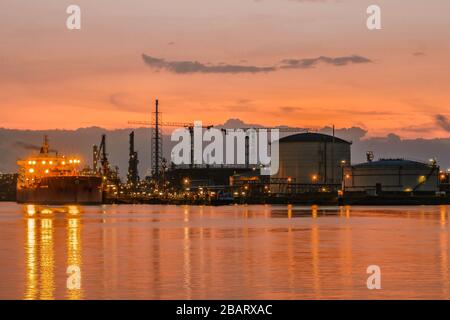 Anversa Belgio Agosto 2019, porto di Anversa con container e petrolio raffin e serbatoi Foto Stock