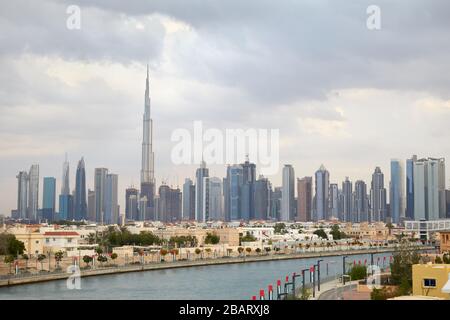 Dubai città, Burj Khalifa grattacielo e zona residenziale con canale in una giornata nuvolosa Foto Stock