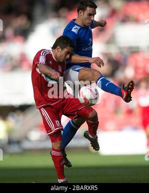 Merouance Zemmama di Middlesbrough e Matty James di Leicester City combattono per la palla Foto Stock