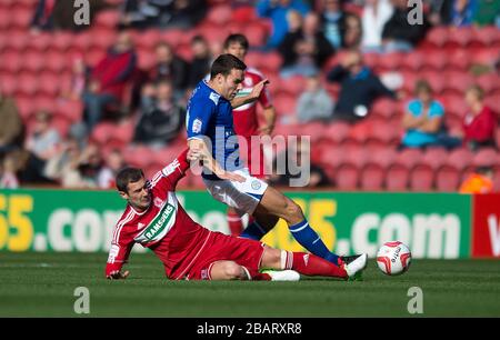 Kevin Thomson di Middlesbrough (a sinistra) e Matty James di Leicester City combattono per la palla Foto Stock