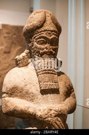 Attendant dio: Assiro, circa 810-800 a.C. da Nimrud, Tempio di Nabu. Si trovava al di fuori di un dorway nel tempio. Foto Stock