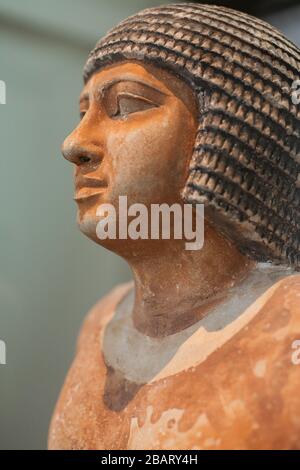 Statua della tomba di Nenkheftka vista laterale: Pietra calcarea dipinta, sesta dinastia, circa 2200BC da Deshasha. Foto Stock