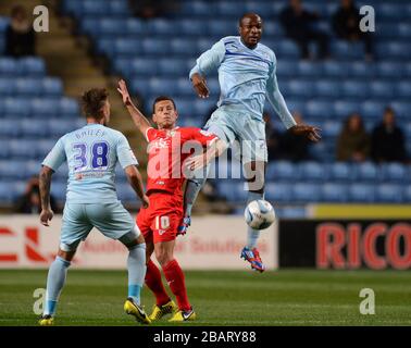 William Edjenguele di Coventry City e Charlie MacDonald di Milton Keynes Dons Foto Stock