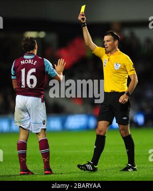 West Ham United's Mark Noble (a sinistra) è prenotato dall'arbitro della partita Mark Clattenburg (a destra) Foto Stock