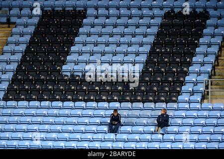 Coventry City ballboys negli stand della Ricoh Arena Foto Stock