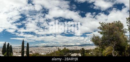Vista panoramica di Atene vista da Strefi Hill, nella regione di Exarchia, nel centro di Atene, in Grecia. Foto Stock