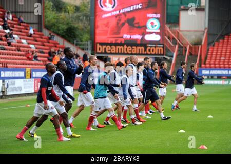 I giocatori atletici di Charlton si riscaldano prima del gioco Foto Stock