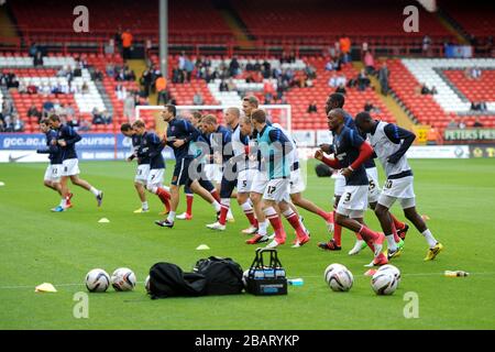 I giocatori atletici di Charlton si riscaldano prima del gioco Foto Stock