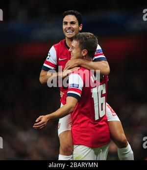 Mikel Arteta di Arsenal festeggia con il portiere Aaron Ramsey Foto Stock