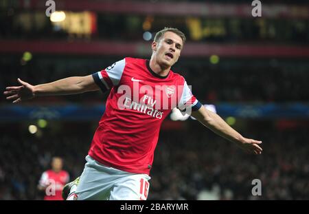 Aaron Ramsey dell'Arsenal festeggia il terzo goal Foto Stock