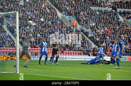 Ali al Habsi di Wigan Athletic salva Foto Stock