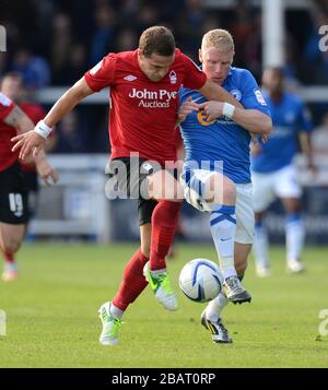 Craig Alcock di Peterborough United e Billy Sharp di Nottingham Forest Foto Stock