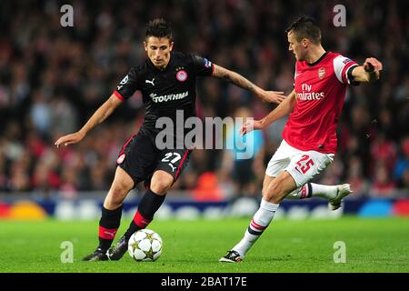 Leandro Greco, Olympiakos (a sinistra) e Carl Jenkinson, Arsenal (a destra) battaglia per la palla Foto Stock