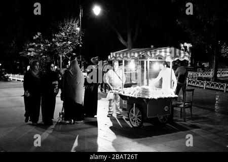 Istanbul, Turchia - 19 settembre 2017: Fornitore di mais in serata con donne con i chadors Foto Stock