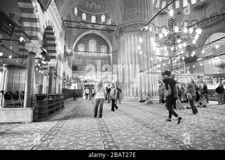 Istanbul, Turchia - 19 settembre 2017: Vista interna della famosa moschea blu di Istanbul con ornamenti in oro Foto Stock