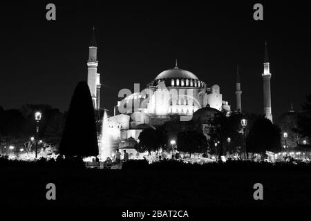 Istanbul, Turchia - 20 settembre 2017: Vista notturna di Hagia Sophia, uno dei monumenti più importanti e visitati di Istanbul Foto Stock