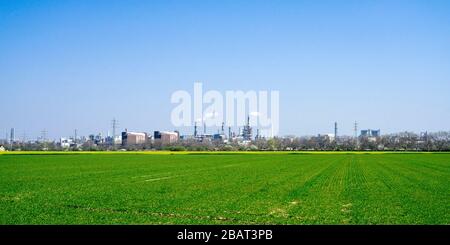 BASF Chemical Company: Impianto principale di Ludwigshafen contro i campi Foto Stock