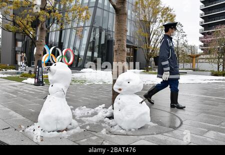 Tokyo, Giappone. 29 marzo 2020. Snowman sono visti vicino allo Stadio Nazionale di Tokyo, Giappone, Domenica 29 marzo 2020. E' la prima volta in 32 anni che Tokyo ha assistito all'accumulo di neve di 1 centimetro o più alla fine di marzo. Foto di Keizo Mori/UPI Credit: UPI/Alamy Live News Foto Stock