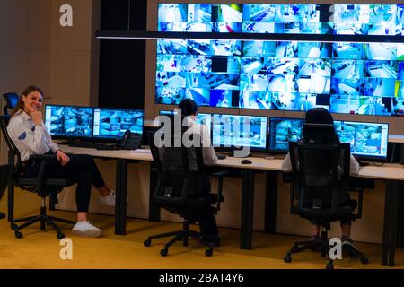 Team di agenti segreti in uniforme, monitoraggio cyber, video e comunicazioni al controllo principale centro dati stazione. Foto Stock