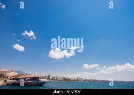 La nave riposa al molo in acque blu e cielo sereno Foto Stock