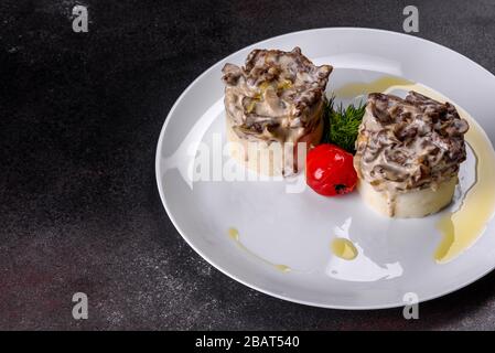 Delizioso stroganoff di manzo con purè di patate morbide. Stroganoff di manzo servito con patate Foto Stock