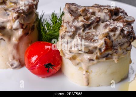 Delizioso stroganoff di manzo con purè di patate morbide. Stroganoff di manzo servito con patate Foto Stock